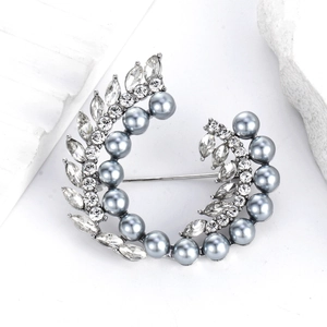 Elegante broche plateado en forma de C con perlas grises y diamantes de imitación de lujo