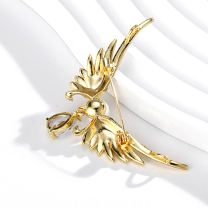 Broche ailes d'ange dorées avec zircon goutte d'eau et fermoir de sécurité détaillé