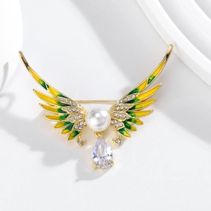 Élégante broche ailes d'ange en émail doré avec perle blanche et cristal en goutte d'eau