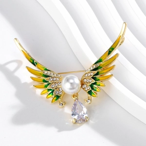 Broche ailes d'ange exquise avec perle et zircon en goutte sur émail doré raffiné