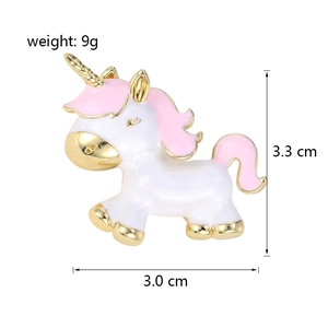 Broche licorne en émail avec crinière rose et détails dorés, taille 3,3cm x 3,0cm