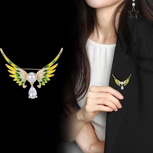 Broche ailes d'ange en émail avec perle et goutte de zircon en finition dorée vintage