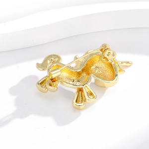Vue arrière de la broche licorne dorée avec épingle en métal et fermoir de sécurité
