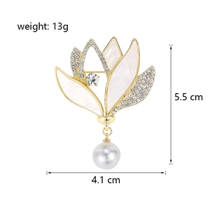 Vista dettagliata della spilla a fiore di bauhinia con perla e misure 5,5 cm per 4,1 cm