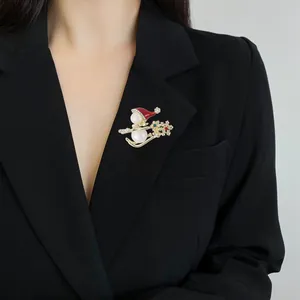 Broche bonhomme de neige de Noël avec perles sur blazer noir, look sophistiqué