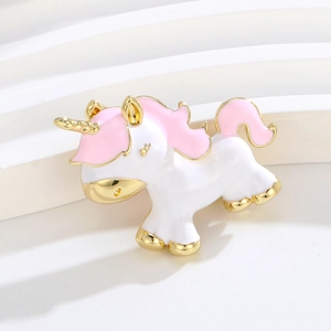 Broche licorne mignonne en alliage blanc avec émail rose et détails en placage doré chic