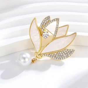 Elegante spilla bauhinia in oro con nappa di perle e micro-cristalli incastonati