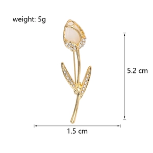 Broche tulpe dorée élégante avec pétales d'opale et zircons, taille 5,2 cm par 1,5 cm