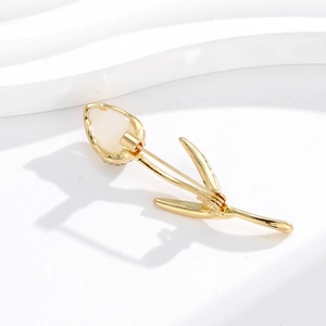 Broche tulpe dorée élégante avec pierre d'opale poire sur fond blanc texturé