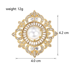 Broche perle et strass de style baroque vintage avec monture dorée de 4,2 cm x 4,0 cm