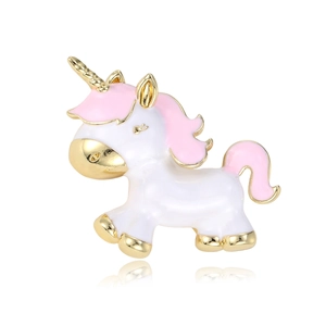 Broche licorne dorée avec émail blanc et rose sur un fond à effet réfléchissant