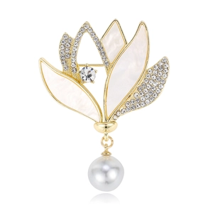 Elegante spilla a fiore dorata con petali bianchi, strass e pendente di perla
