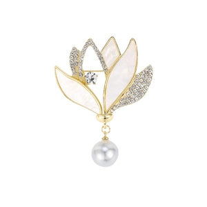 Spilla bauhinia dorata con perla pendente e zirconi incastonati su sfondo bianco puro