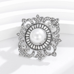 Broche perle baroque vintage avec diamants micro-pave et monture en métal argenté