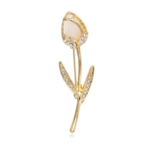 Broche tulipe dorée élégante avec pierre d'opale et strass brillants sur fond blanc