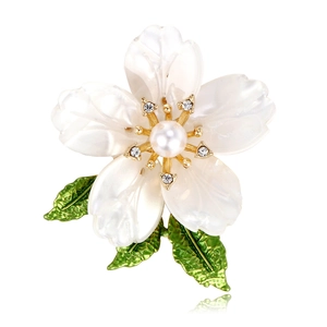 Elegante Blumenbrosche mit weißen Blütenblättern, Perle und grünen Emaille-Blättern mit Diamanten