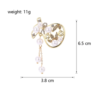 Broche gourde dorée avec perles et glands, dimensions 6.5cm sur 3.8cm