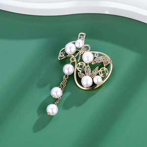 Broche gourde dorée élégante avec glands de perles et cristaux dans un style chinois vintage