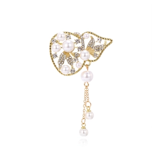 Broche vintage perle et pompon doré avec strass brillants au design ajouré élégant