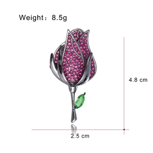 Broche rose vintage avec strass roses et feuille de cristal vert sur fond blanc