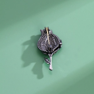 Broche fleur rétro élégante en métal foncé sertie de cristaux avec fermoir sécurisé