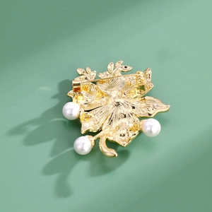 Eleganter goldener Blumen-Anstecker mit lila Emaille und drei weißen Perlen-Akzenten