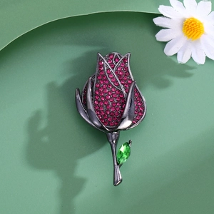 Broche rose vintage élégante avec strass rouges et feuille verte sur alliage foncé