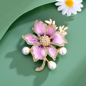 Eleganter lila Emaille Blumenbrosche mit Straßsteinen und weißen Perlen auf Goldbasis