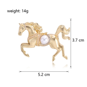 Broche cheval dorée avec perle et cristaux, dimensions 5.2x3.7cm et poids de 14g