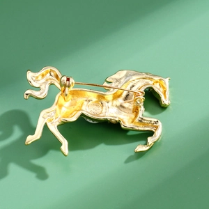 Broche cheval dorée luxueuse avec vue arrière détaillée et fermoir à épingle