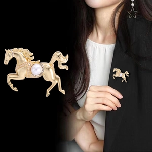 Broche cheval dorée avec perle et cristaux, vue détaillée et portée sur mannequin