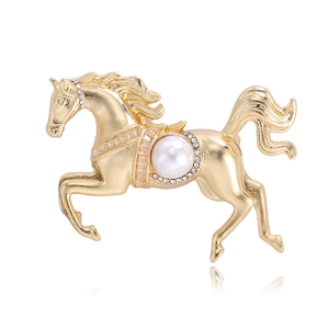 Exquise broche cheval dorée avec une grande perle et cristaux scintillants sur fond blanc