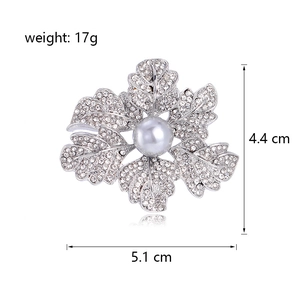 Broche fleur élégante avec strass scintillants et perle, taille 5,1x4,4 cm