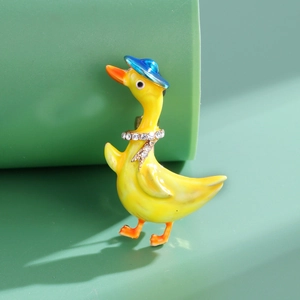 Cartoon Cute Yellow Duck Brooch Enamel Drip Oil Alloy Animal Lapel Pin With White Rhinestone Decoration For Unisex Jewelry