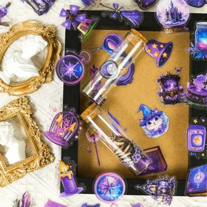 Detail van Gothic Night paarse magische stickers met mini glazen flesjes en kurken