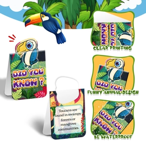 Détail du marque-page magnétique toucan étanche avec texte éducatif sur fond de jungle