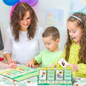 Carte didattiche interattive per bambini con frasi d'azione e supporto da tavolo verde