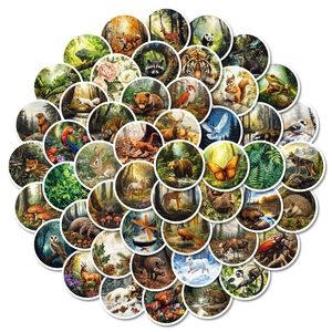 Vue à plat de 50 autocollants ronds imperméables d'animaux sauvages de la forêt