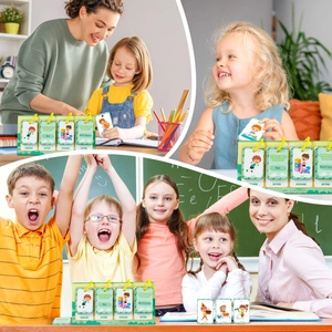 Dettaglio di carte didattiche interattive in inglese per bambini con verbi d'azione e frasi