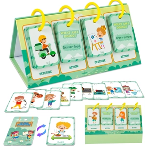 Carte didattiche per bambini con azioni quotidiane su un supporto da tavolo verde