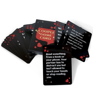Set di carte da gioco per conversazione di coppia nero e oro con cuori rossi su sfondo bianco