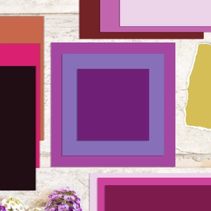 Επίπεδη λήψη με μωβ και ματζέντα χαρτιά scrapbooking σε γκρι πέτρινη υφή
