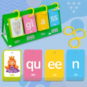 Makroaufnahme von farbenfrohen Phonics-Lernkarten mit einem grünen faltbaren Ständer für Kinder
