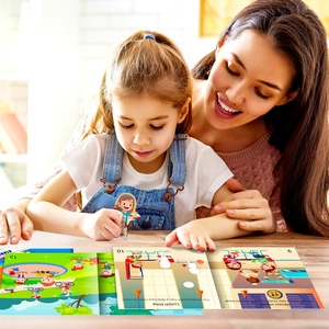 Padre e hijo interactuando con libro de pegatinas educativo sobre escenas de guardería
