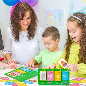 Nahaufnahme von Kindern, die einen Phonetik-Kartenständer zum Englischlernen verwenden