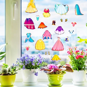 Autocollants de robes de princesse DIY sur une fenêtre avec plantes et lumière naturelle