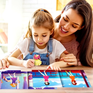Parent et enfant jouant avec des autocollants de princesse DIY sur une table en bois