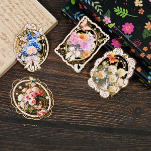 Dettaglio macro di segnalibri vintage in metallo rosa con eleganti bordi dorati