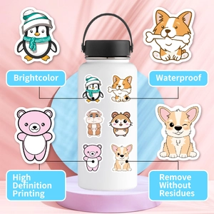 Détail d'autocollants d'animaux étanches avec un corgi mignon sur une gourde de sport blanche