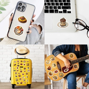 Detailweergave van voedselstickers op laptops, koffers en een akoestische gitaar